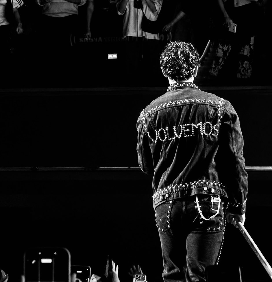 Jacket tonight says “volvemos”🥺♥️
