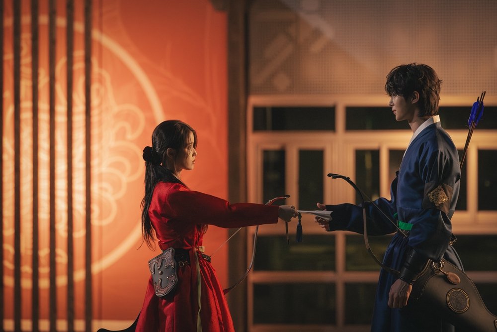 imbcenews's tweet photo. "비즈니스 끝, 진짜 사랑 시작?" 아이유X변우석, 계약결혼이 찐연애로 '21세기 대군부인'
#21세기대군부인 #아이유 #변우석 #성희주 #이안대군 #계약결혼 
#MBC #금토드라마 #9시50분 #신분상승 #비즈니스 #iMBC연예

MBC 금토드라마 ‘21세기 대군부인’에서 신분 상승이라는 명확한 목적 아래 비즈니스 파트너로 만난 성희주(아이유 분)와 이안대군(변우석 분)이 점차 서로의 진심을 확인하며 연인으로 발전하고 있다. 시청자들의 몰입을 이끌어낸 두 사람의 드라마틱한 관계 변화를 되짚어 보았다.

비록 시작은 철저한 계산이 깔린 계약 관계였으나, 이제 두 사람은 서로를 향한 애틋한 눈빛을 숨기지 못하고 있다. 

가혹한 현실을 함께 헤쳐 나갈 동반자이자 가족으로 거듭난 이들에게 또 다른 시련이 예고된 가운데, 두 사람이 함께 그��나갈 내일이 기대를 모은다. 

서로에게 점차 진실해지는 두 사람의 행보는 내일(8일) 밤 9시 50분 ‘21세기 대군부인’에서 공개된다.

🔗https://t.co/IjQuE55UwM