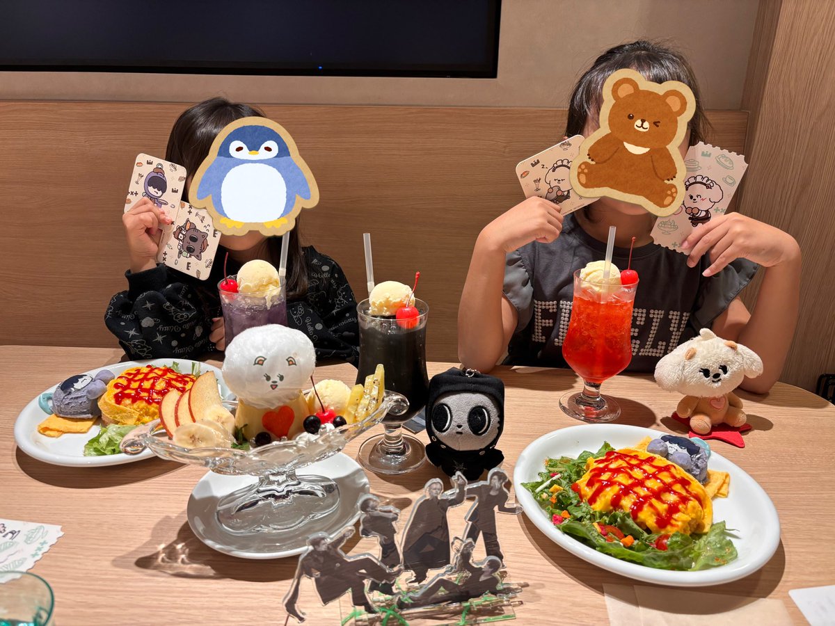 娘達連れてカフェ行ってきたよ♡
オムライス2個頼んで、もちろん2人とも完食するはずなく、母は残り物フードファイトになったよ♡
予感してたからダゴニャンパフェ自粛したので、次回絶対食べるよ♡
