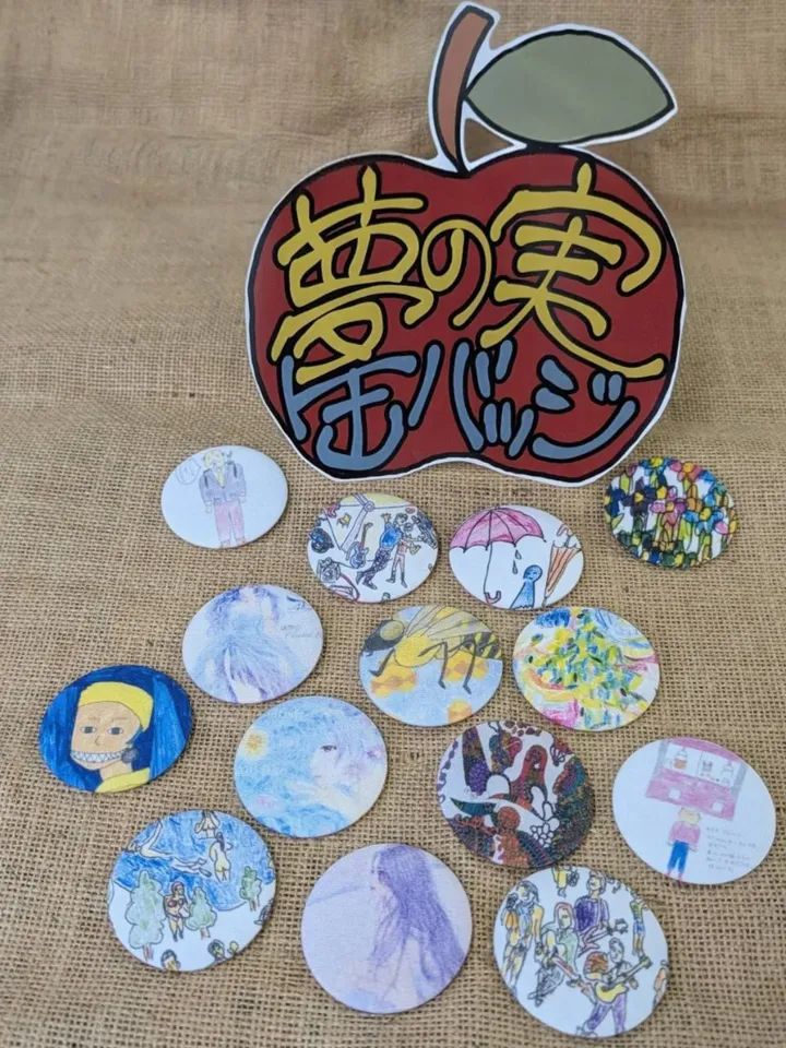 BirthNpo's tweet photo. BirthKobeアート新企画「夢の実缶バッジ」を試作しています！オリジナルデザインTシャツのミスプリント生地を再利用したとってもエコなグッズです。あなたのお気に入りの「夢の実」を見つけて、日々の生活に彩りを加えてみませんか♪

輝く創造のアート展に向けて作品制作中！ https://t.co/Olf5Tz3r6Q