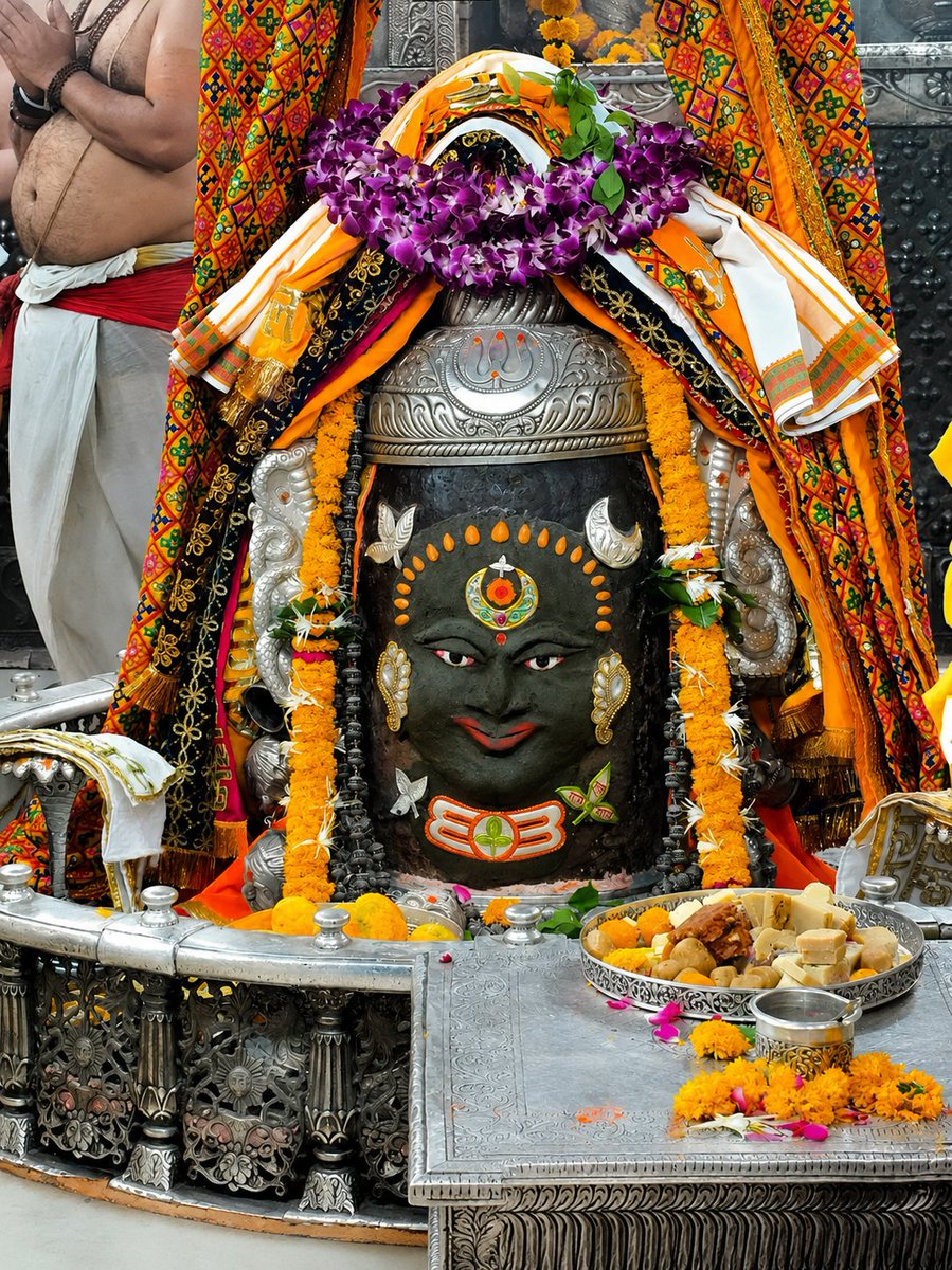 ।। श्री गणेशाय नमः।।
🌹🌹 जय हो राजा महाकाल की🌹🌹
 🌹🌹 जय हो शिखर बंद बाबा की🌹🌹
 🌹🌹 जय मां शाकंभरी 🌹🌹
 🌹🌹 जय श्री श्याम 🌹🌹

अवंतिका नरेश स्वयं भू दक्षिणाभिमुख तृतीय ज्योतिर्लिंग राजा महाकाल के आज 07.05.2026 के प्रातः कालीन भष्म आरती श्रृंगार दर्शन..

जय श्री महाकाल 🙏