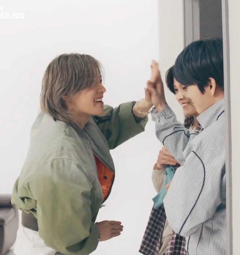 เค้าถามน้องแจฮีว่าบรรยากาศกองถ่ายวดอครบรอบ 10 ปี nct เป็นยังไงบ้าง

แจฮี : ยูตะฮยองใจดีมาก ๆ แบบมาก ๆ เลยครับ แล้วก็ยังชมว่าภาษาญี่ปุ่นของผมเก่งขึ้นด้วยครับ😆

รุ่นพี่ใจดีของน้อง ๆ 🩷🫳🏻