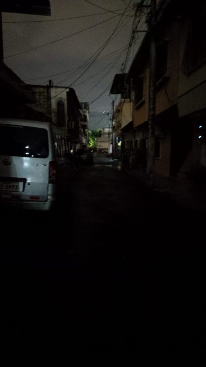 Monce2709's tweet photo. @RTS_LaNoticia @EcuavisaInforma @elbacandelgol @roselvasconez @tctelevision @CNEL_EP no dan respuesta, casi 24 horas falta de energía por fallas en el transformador, ha sido arreglado pero se repite el problema y aquí las pruebas siendo las 19:53 nadie responde https://t.co/hKckFIMqMD