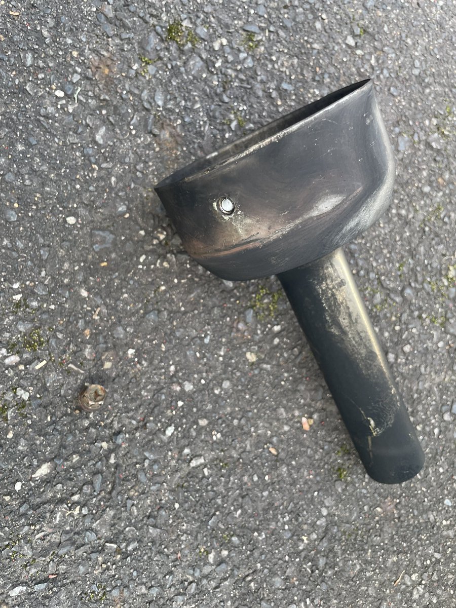 _4GR_FSE's tweet photo. うーん、なんか異音するなー思って排気の方みたら、ボルトが折れてた
工具も載せてなかったから直管ゲロゲロうんちV6卍サウンド轟かせながら通勤したけど
お巡りさんいなくてよかった👮‍♀️ https://t.co/eYHCN8Igmx