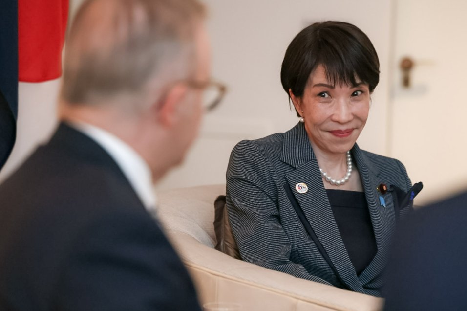 首相官邸のHPに本当にアップされている写真です。

外交でいきなり相手に抱きついたり、媚びるような不気味な笑顔など、やめていただきたい。

kantei.go.jp/jp/105/actions…