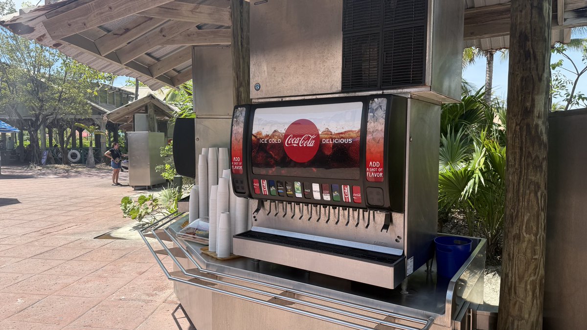 mickeynet014's tweet photo. 🚢ディズニー・ウィッシュ
キャスタウェイ・ケイのランチBBQは追加料金不要🍔✨

ハンバーガー、フルーツ、ソフトクリームなどが楽しめます！
しかもドリンクステーションも利用可能🥤
船に戻らなくてもランチ完結できるのが嬉しいポイント！

#ディズニーウィッシュ #ディズニークルーズ #DCL #MNDCL https://t.co/Ab6haGU9Hx
