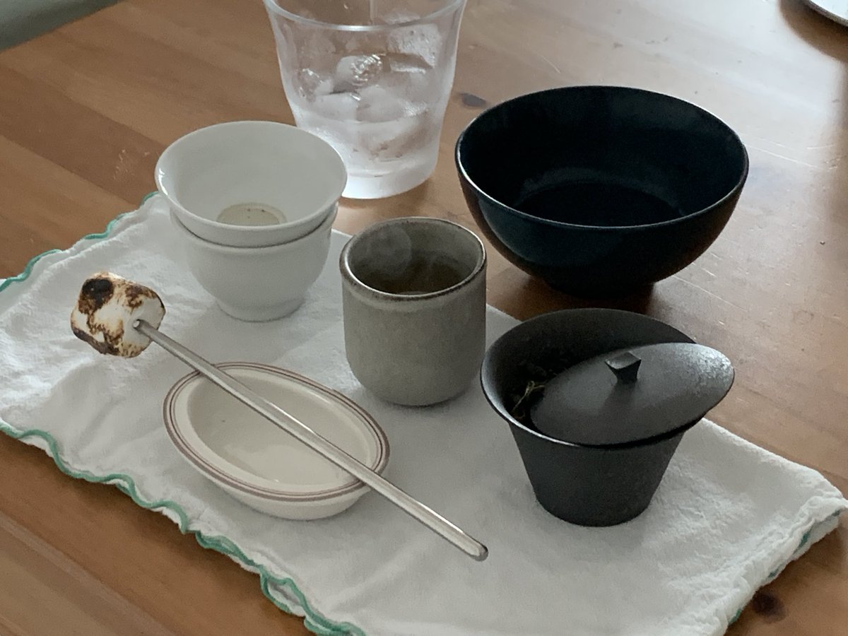 금훤우롱과 살짝구운 무인양품 초코마시멜로 그리고 나름 어울리지만 출처가 제각각인 그릇들 ,,

개완 : 민토 흑도
잔 : h&amp;m 
퇴수기 : 이케아(밥그릇)