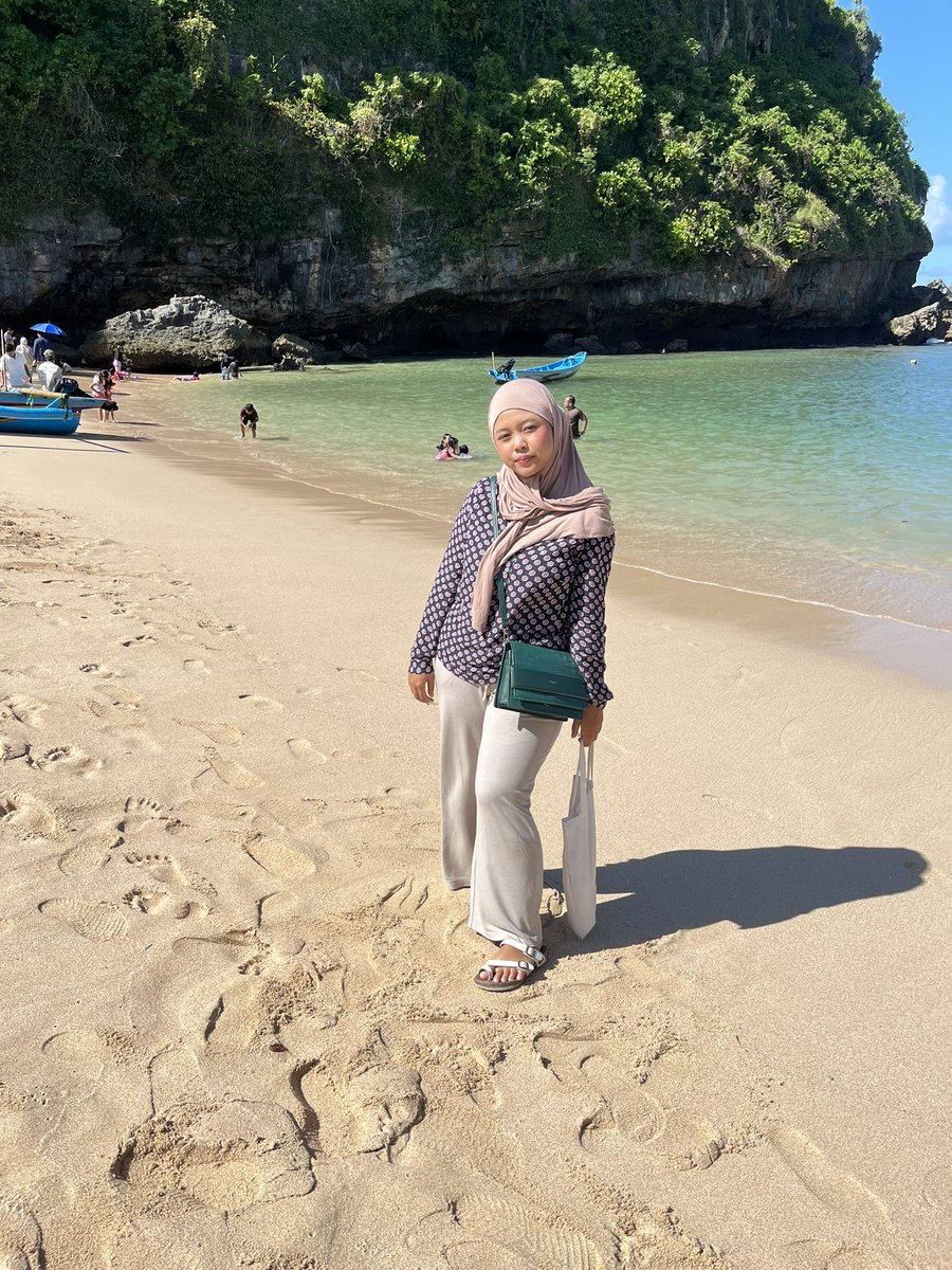 icaklisya's tweet photo. laluuu….. aku mencoba another hijab instant lagii yg ini sih kata orang2 best ya dupe nya lafi** (cuma gatau ya aku blm pernah beli)🧏🏻‍♀️ ini sih paling best yaa dari keduanya td dan sering kupake dan aku ampe beli lagiii. 100%💌🫰🏻😍coba deh. yang OVAL ya

https://t.co/G7aaRm7opI https://t.co/id3Vpqgwyk