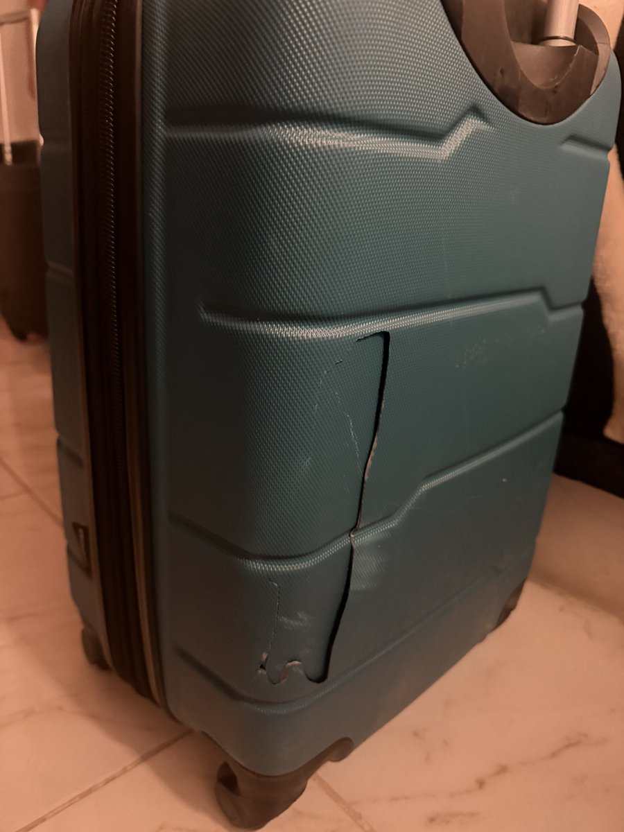 juandanielok's tweet photo. @Aerolineas_AR Esto es @AerolineasArgg y su nueva política de llevar el equipaje en bodega. #roturas y #robos Argentina aún no está preparada para manipular equipajes… https://t.co/zQDDeyUahG