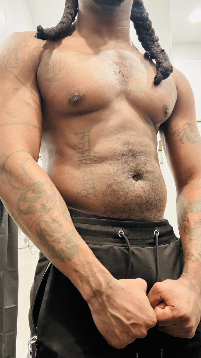 Ceddysius's tweet photo. - chest day https://t.co/9kujdb3eQL
