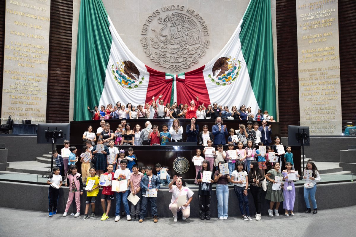 SIPINNA_MX's tweet photo. Niñas y niños participan y hacen escuchar su voz 🧒👧 
En el Foro Sembrando el Futuro dialogaron con @SLVillavicencio sobre educación, vivienda y comunidad.
Con la Dip. @GabyJimenezMX y Mariana Rojas de @DIF_NMX.
#SomosSipinna #NiñezProtegida https://t.co/kSDu4EUNeH