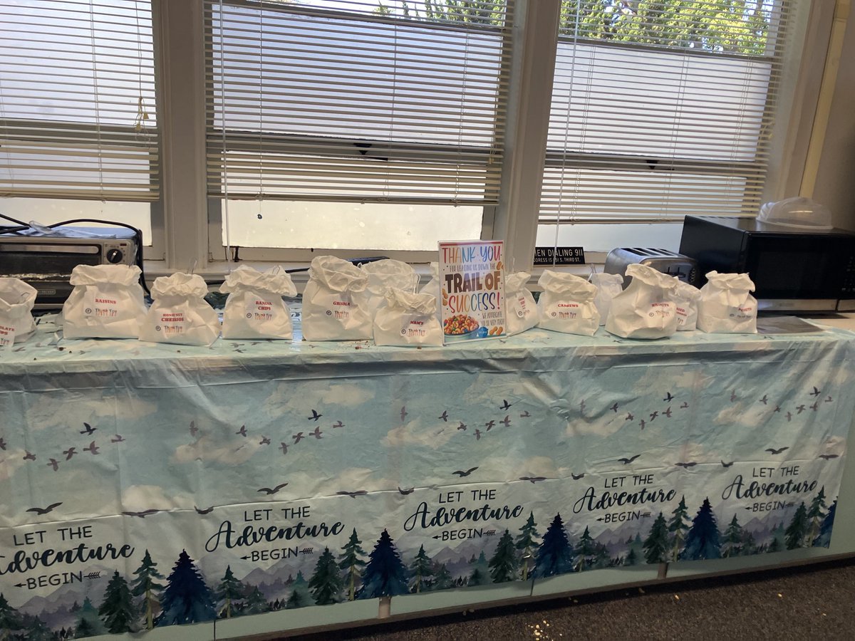 MeridianCVUSD's tweet photo. Thank you to the Hope Church for showing your appreciation for our staff! We loved the trail mix bar, hydration station and love notes! https://t.co/ftr5dSnLIE