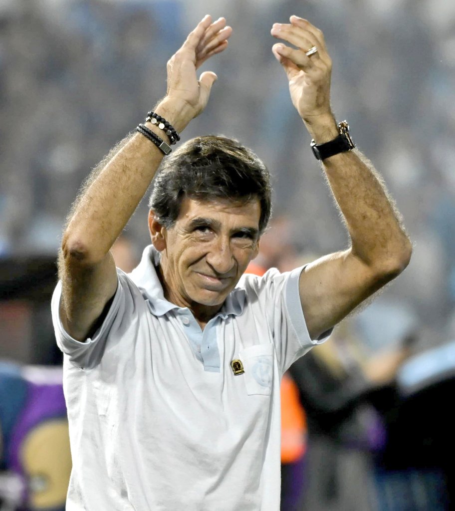 Racinguismo_'s tweet photo. Ya esta Gustavo, andate por la puerta grande y déjalo solos a estos jugadores de mierda y a la CD que nunca te quiso, tené honor y no esperes a que te despidan, el hincha de Racing te lo va a reconocer como todo lo que hiciste por este club. https://t.co/WblJ53ddbG