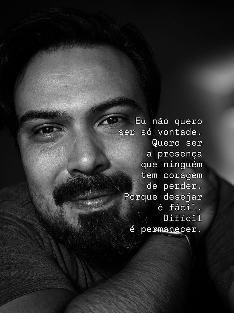 danrattess's tweet photo. Padrão alto muda tudo. Porque depois que você aprende a reconhecer reciprocidade, presença e intenção verdadeira, já não consegue mais se prender a conexões rasas. Desejo qualquer pessoa desperta. Mas constância, cuidado e permanência… isso sim separa quem só passa de quem realmente faz sentido. E talvez o amor mais raro hoje seja exatamente esse: alguém que continue escolhendo você mesmo quando a novidade passa, quando a rotina chega e quando já não existe obrigação de permanecer… mas ainda assim fica.

💭✍🏻 | @danrattess 

#pensamentosdodan