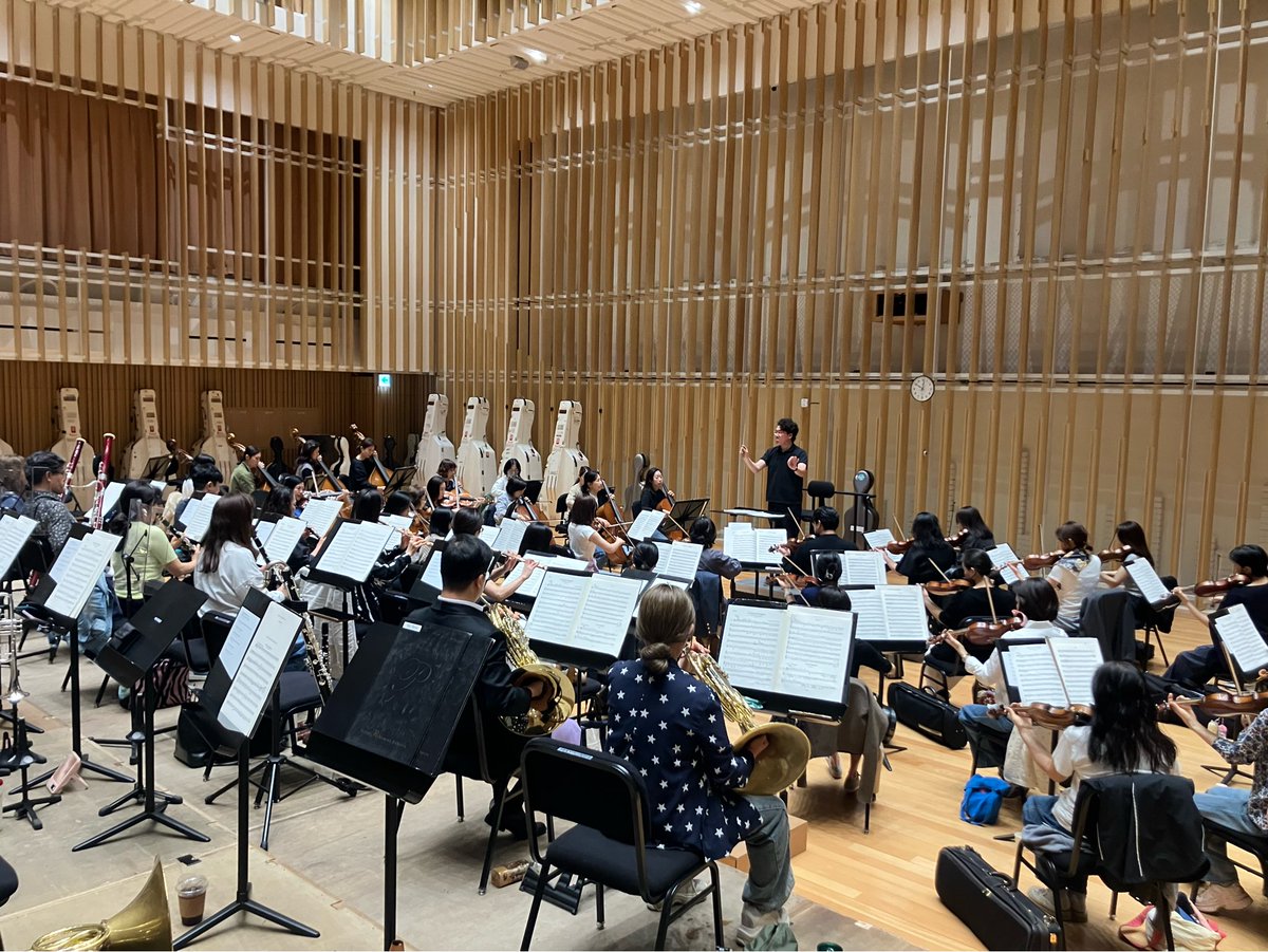 bucheonphil's tweet photo. 5/9(토) 오후 5시, 부천아트센터 콘서트홀에서 있을 <부천필하모닉오케스트라 가족음악회>를 앞두고 마지막 리허설 중입니다🎶
함께 호흡 맞추며 한 곡 한 곡 정성껏 준비하고 있습니다.
무대 위에서 전해질 따뜻한 음악과 웃음, 기대해주세요✨ https://t.co/6oP4rVGpps