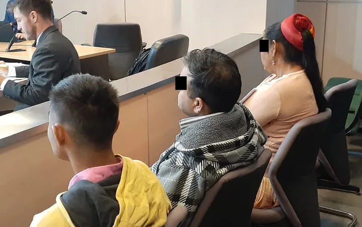 CONDENARON A UNA FAMILIA GITANA POR OBLIGAR A CASARSE A UNA NENA DE 13

Tres integrantes de una familia gitana fueron condenados a 10 años de prisión por captar, trasladar y explotar a una niña, a quien obligaron a casarse con un joven de 20 tras pagarles dinero a sus padres.

La