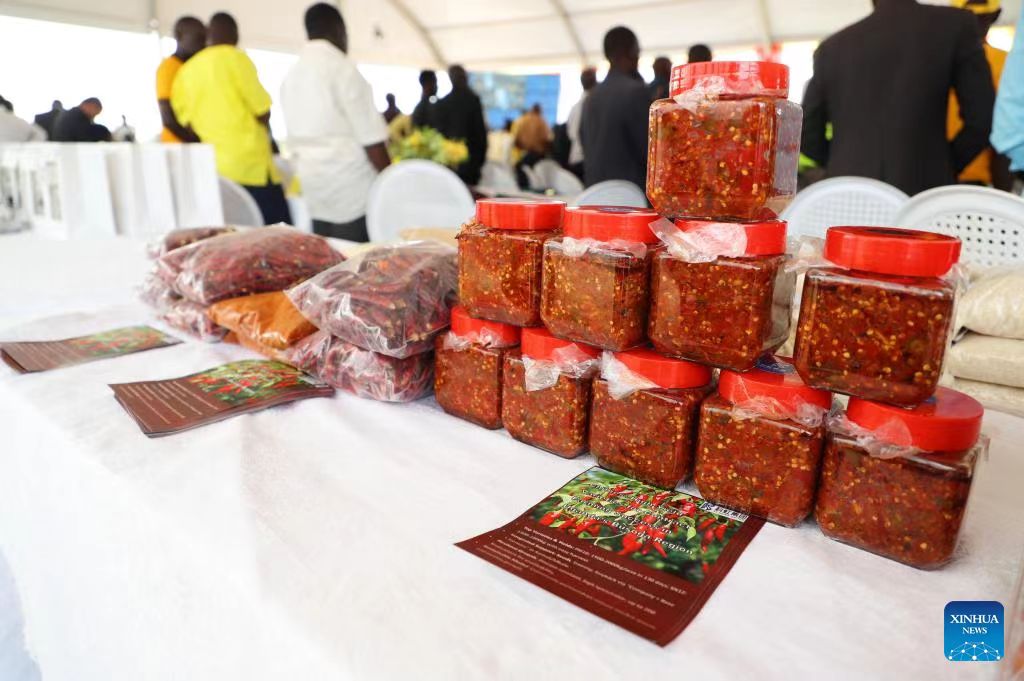 DGAfrica_MFA's tweet photo. One step further in facilitating African exports to China! Starting from 26 April, dried chilies from all 53 African countries having diplomatic relations with China are permitted to be exported to China under a regime of unified quarantine requirements. This eliminates the need to sign individual access protocols, thus accelerating quarantine approval processes for African dried chilies and promotes agricultural trade cooperation between China and Africa!
