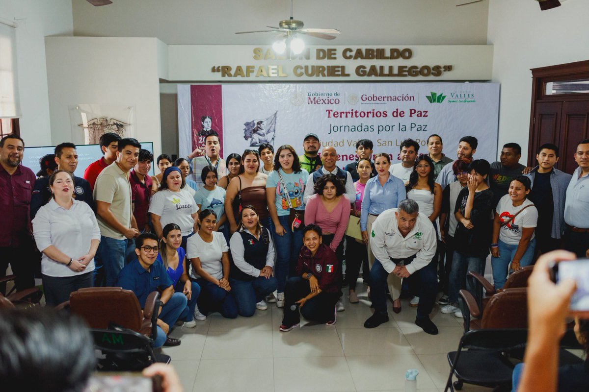 Bety_Olivares's tweet photo. Hoy visité el municipio de #CiudadValles, San Luis Potosí, nos acompañaron l@s compañer@s de la @SEGOB_mx y el Presidente Municipal, David Medina Salazar; compartimos y dialogamos con jóvenes que se integran al programa las y #LosJóvenesUnenAlBarrio

Trabajamos por la reconstrucción del tejido social y la construcción de paz.

#HumanismoMexicano
#PrimeroLosPobres 🇲🇽❤️