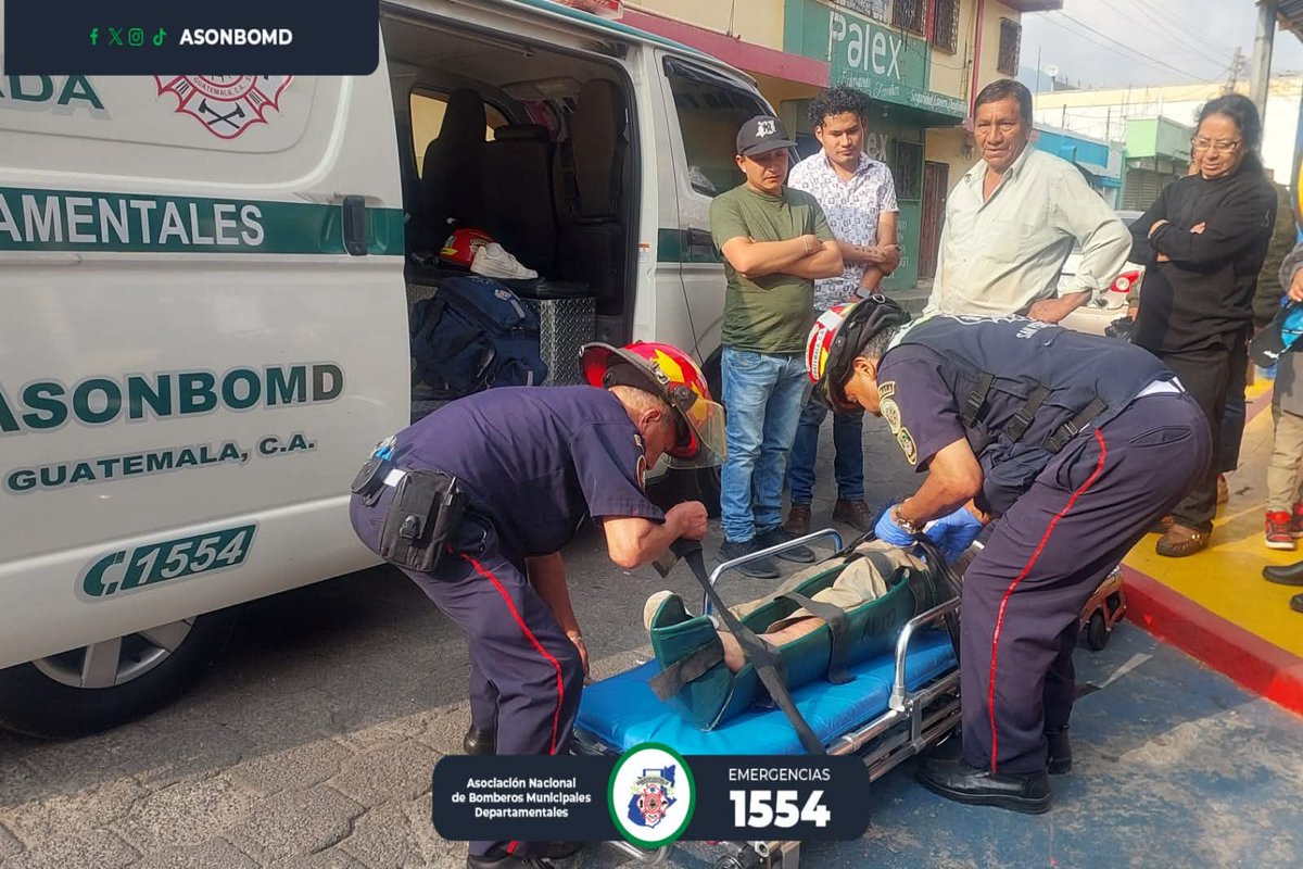 #EULocales| En la 2da Calle de la zona 1 de San Pedro Sacatepéquez, #SanMarcos un motorista fue atropellado por un vehículo liviano.
Fue identificado como: Alex Vásquez Bravo de 17 años de edad, quien presentaba posible fractura, por lo cual fue trasladado hacia un centro medico.