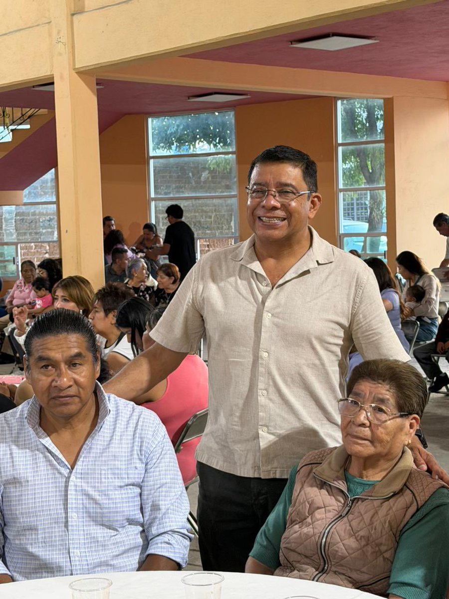 PRI_Tlaxcala24's tweet photo. Acompañamos a nuestro amigo Francisco Cuéllar García en un gran evento familiar en la colonia La Joya, celebrando a las mamás y a las niñas y niños de Tlaxcala. 🙌🏻

Con unidad y cercanía seguimos trabajando por las familias tlaxcaltecas. ❤️
#ElPRIMeLate #PRITlaxcala https://t.co/mb5Bmhle5r