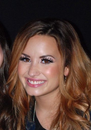 lovatoasfck's tweet photo. já que estamos falando de demi no brasil vamos falar das fotos do m&amp;g de 2012 que ela estava belíssima com essa cor de cabelo e lente https://t.co/tOM3wpxggq