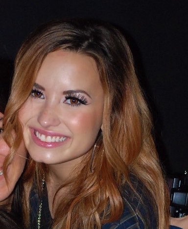 lovatoasfck's tweet photo. já que estamos falando de demi no brasil vamos falar das fotos do m&amp;g de 2012 que ela estava belíssima com essa cor de cabelo e lente https://t.co/tOM3wpxggq
