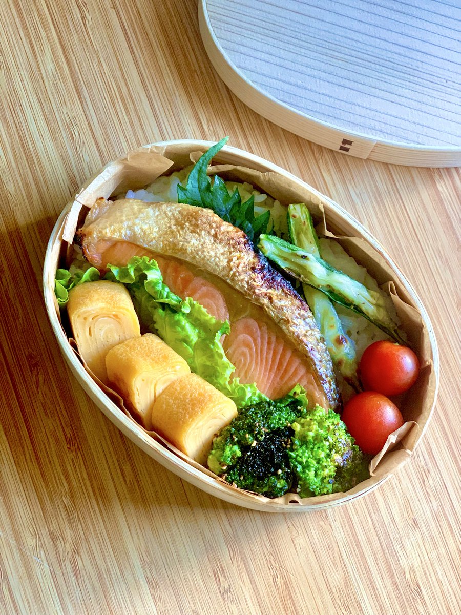 mama__two's tweet photo. 本日のみなみ弁当🍱

 #JD弁当  #お弁当  #お弁当日記 
 #お弁当記録  #お弁当作り 
 #曲げわっぱ  #鮭弁当 https://t.co/RojEhgk358