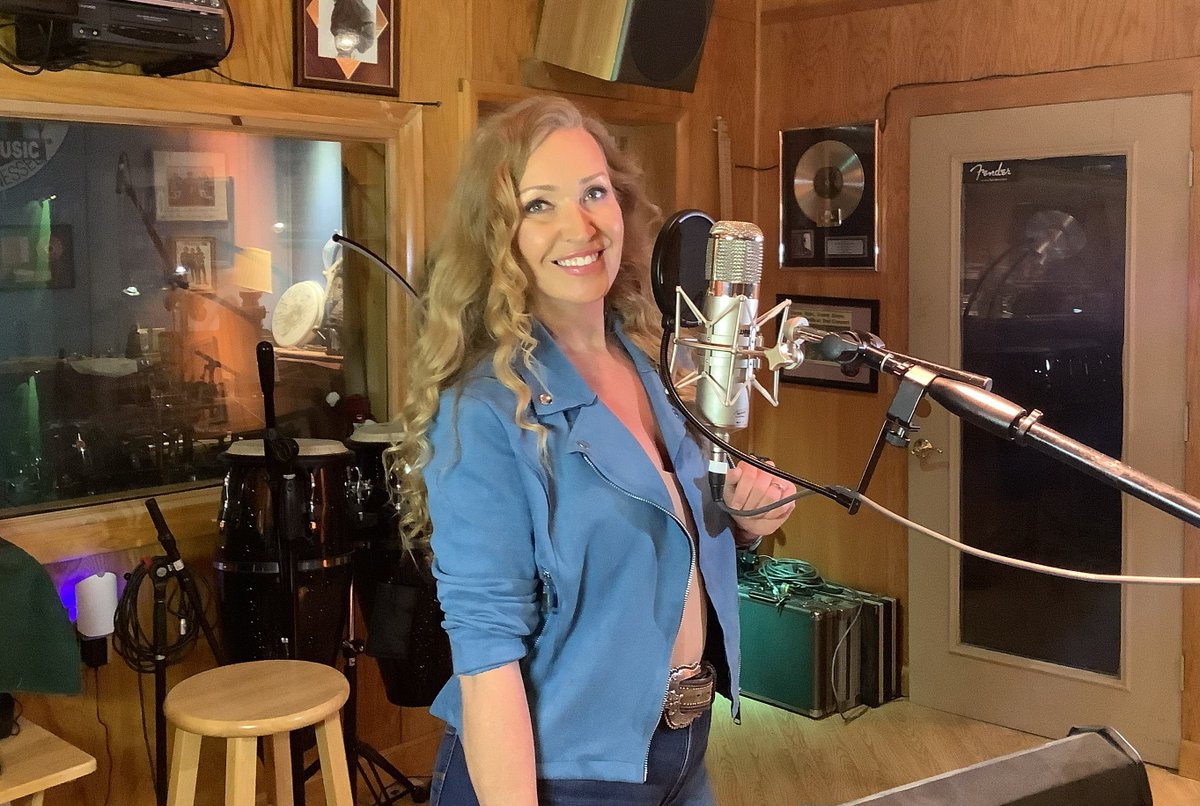 RandallFranks's tweet photo. 🎉Great News for A Zippedy Doodle Day! 🎶
We are thrilled to announce that award-winning country singer Lee Newton has joined Randall Franks's "A Zippedy Doodle Day: American Folk Songs" project as a featured performer!
Lee Newton (@LeeNewtonMusic), a powerhouse vocalist and songwriter from Western North Carolina, brings her soulful voice and heartfelt storytelling to the project. Known for blending traditional country with touches of blues and Southern rock, she has released multiple albums, earned multiple The Josie Music Awards (including Vocalist of the Year and Album of the Year), and performed on prestigious stages including the Grand Ole Opry.
She will deliver a special featured performance and join her husband Dale Houston ( @dale_houston) for a folk duet appearance, adding rich harmony and emotion to this celebration of Appalachian and American folk heritage.
You can hear Lee Newton’s music on her albums such as Homesick, Unleeshed, and Crossroads, along with popular singles like “Silver Threads and Golden Needles,” “Carolina Rain,” available on major streaming platforms. For more about Lee, visit  https://t.co/lcyMyZsS9a .
👉For full details on the "A Zippedy Doodle Day: American Folk Songs" project—including the historic string band album, documentary, and its tribute to John “Doodle” Thrower and the Golden River Grass—please visit:
https://t.co/kvFLkY3rvs
Don't wait, Go Ahead a Donate to Appalachian Music Scholarships Today at the link above, and make a difference!
Stay tuned for updates as Lee and Dale contribute to this special collection of American folk songs. Thank you for supporting traditional music!
#azippedydoodleday #americanfolksongs #leenewton #dalehouston #countrymusic #traditionalmusic #appalachianmusic #randallfranks