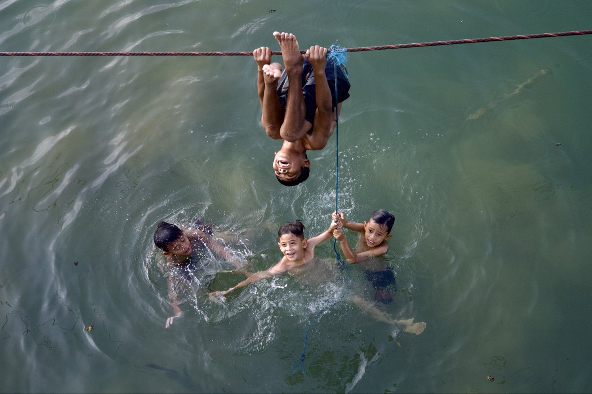 Midnaire's tweet photo. Foto 'kanakan balumba' di jembatan yang baru dibangun di sungai andai-sultan adam, banjarmasin.

Fun fact : jembatannya belum diresmikan, tapi baut-bautnya udah ada yang ilang beberapa 🫠 https://t.co/tGC3NetwyT