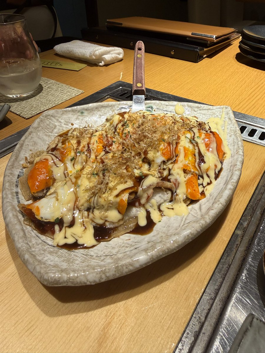 dogearist's tweet photo. 連休最終日４人で粉物爆食い。とんぺい焼→お好み焼き→ネギ焼→そばめし https://t.co/hAF3WUbSSf