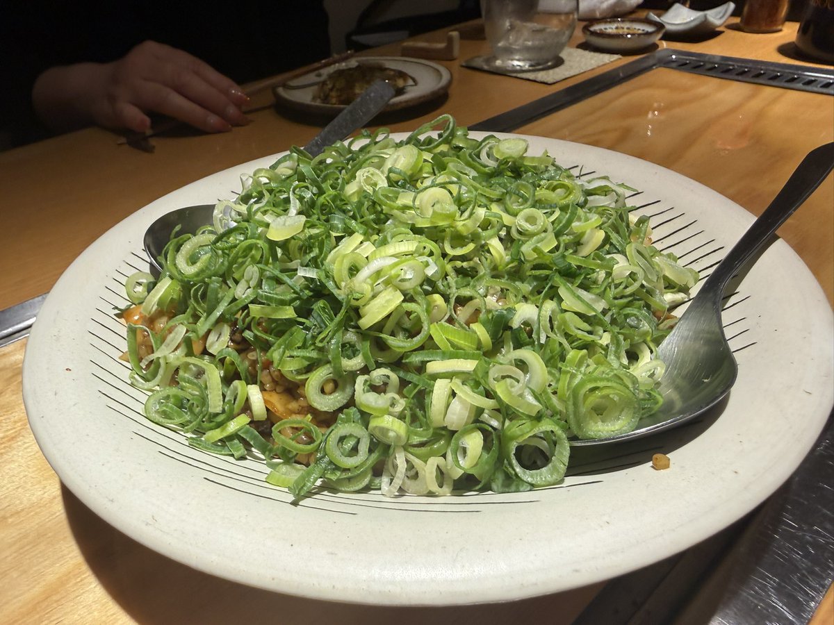 dogearist's tweet photo. 連休最終日４人で粉物爆食い。とんぺい焼→お好み焼き→ネギ焼→そばめし https://t.co/hAF3WUbSSf