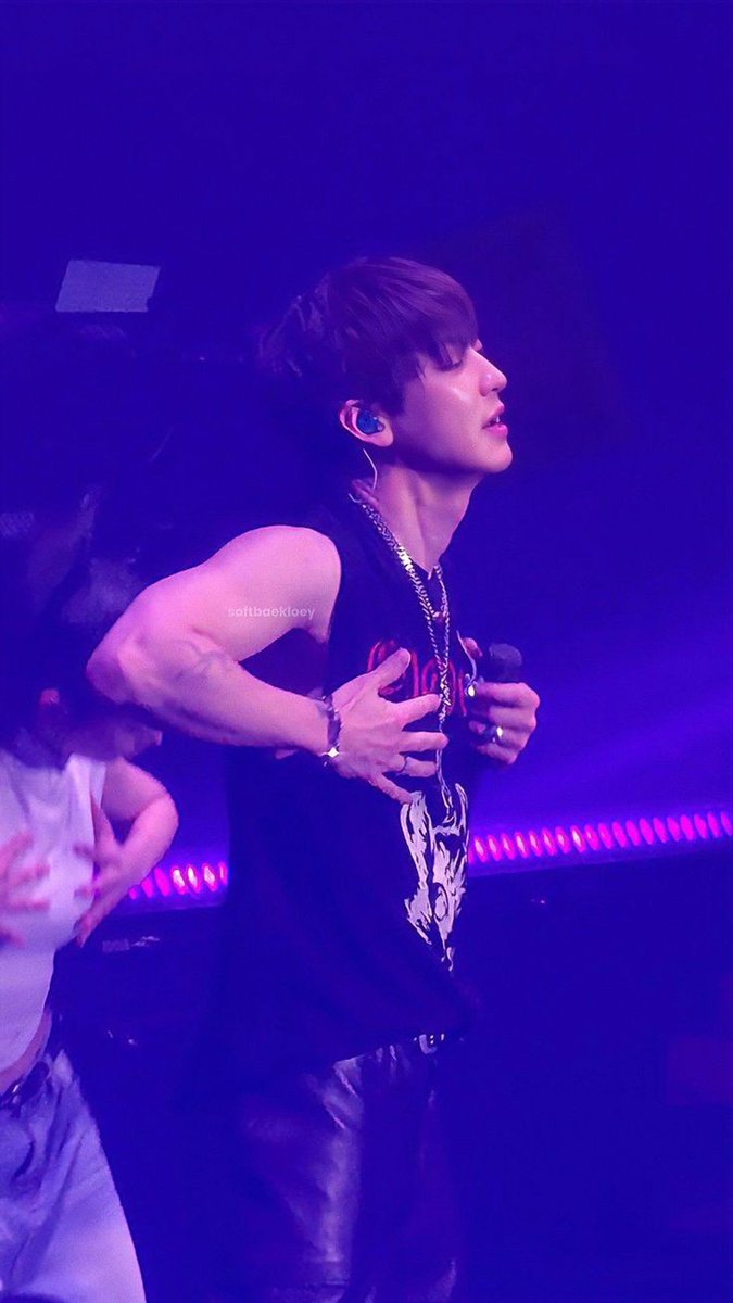 Chanyeol Thirst Traps tweet media