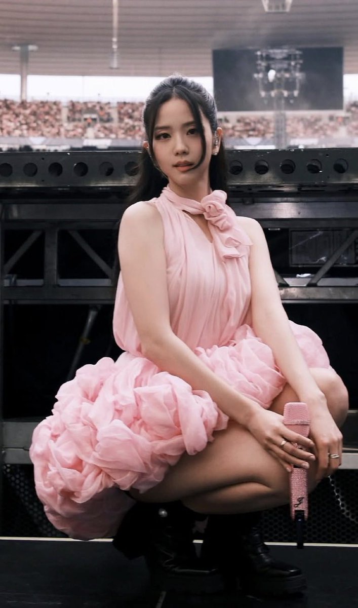 The way Dior &amp; Jonathan Anderson keep proving that #JISOO never needs those “other” outfits when they’ll always create custom-made looks for their most valued darling Global Ambassador — their true princess.

IYKYK

#Jisoo #jisoo #김지수
#VMagazine