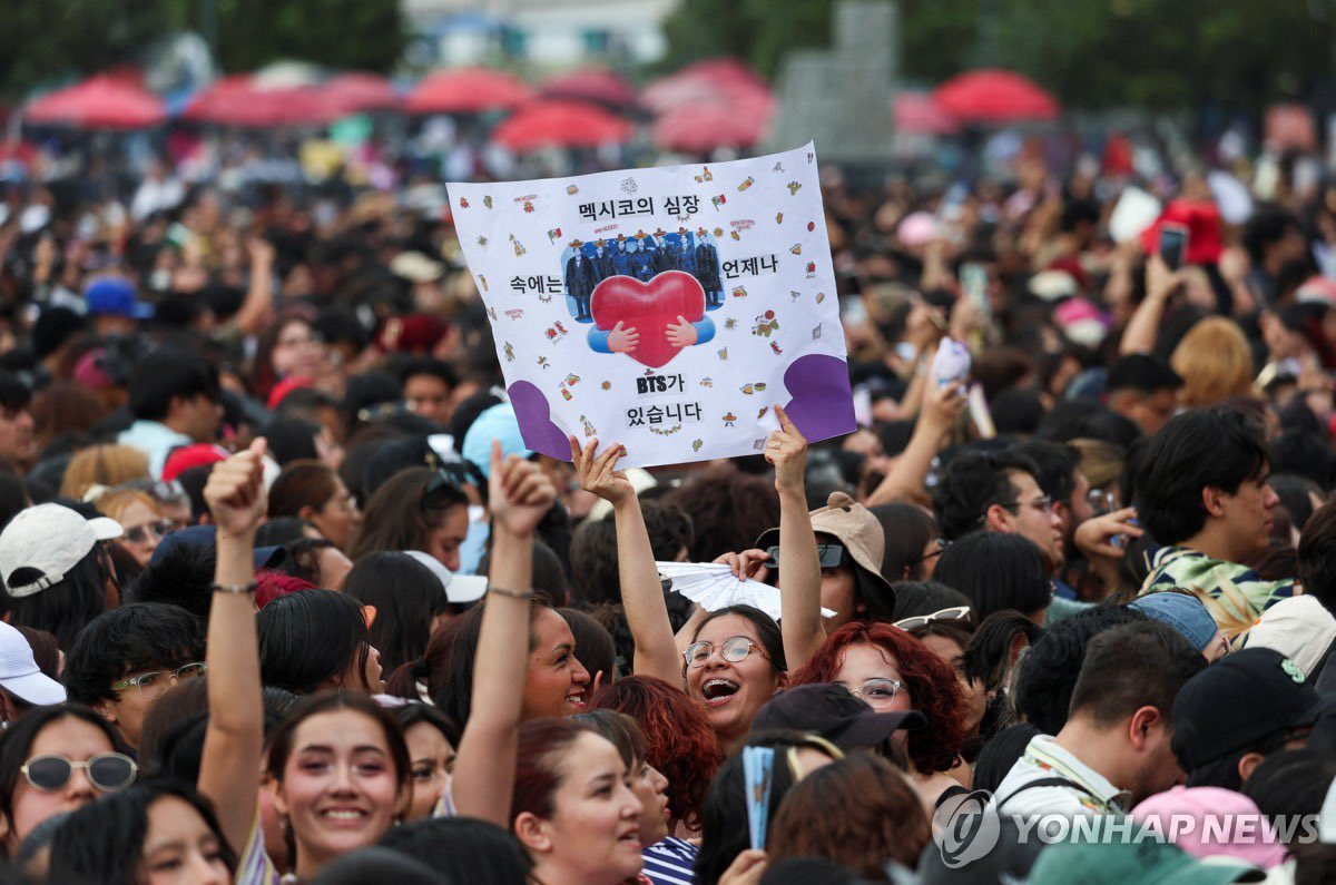 New photos of #BTS ARMYS at the Palacio Nacional via Korean Media 🇲🇽