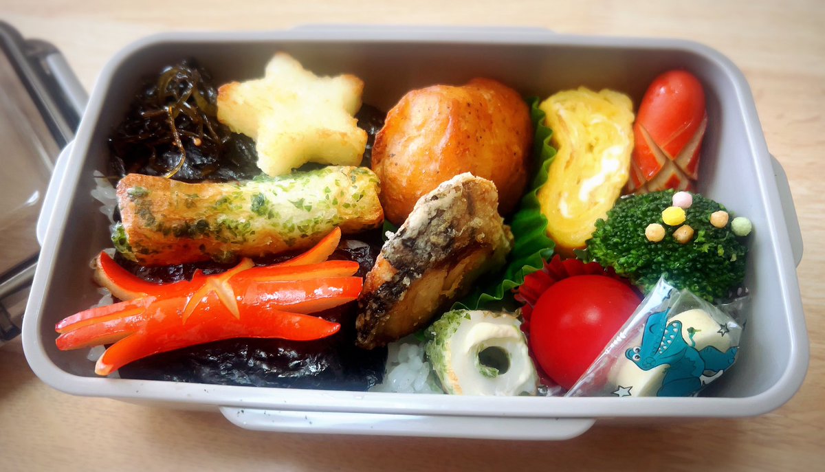 GW明け親子共にダルい朝２日間頑張ろーって事でのり弁🍱　明日はオムライス😋