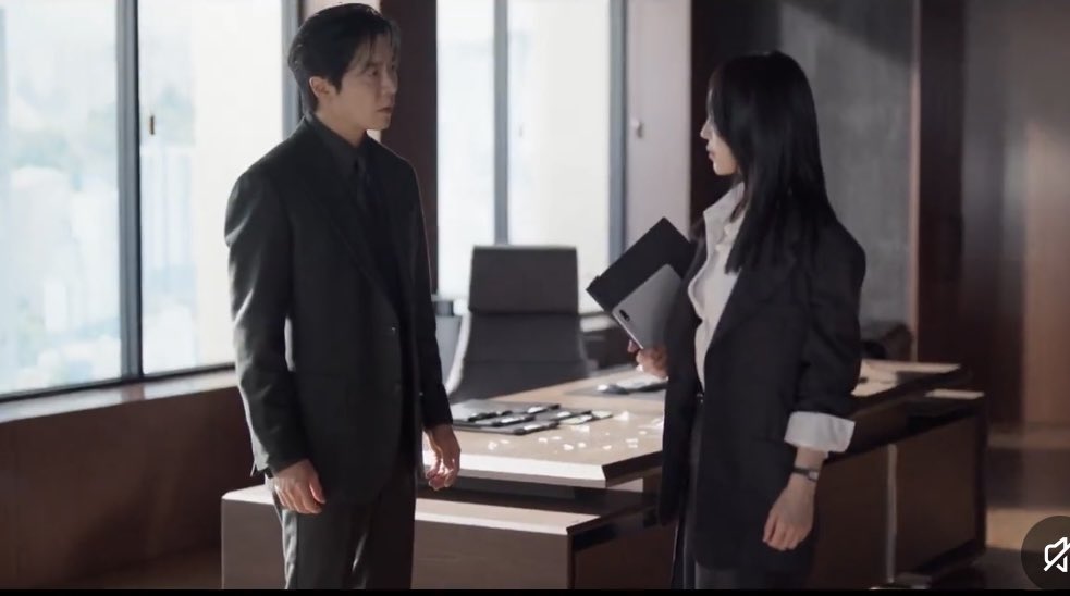 InASubBubble's tweet photo. This mess the office was in, broken vase, and her looking disheveled, confirms my suspicions that Jaeyeol and Inah were involved in the past &amp; it likely didn’t end out of choice more likely his dad &amp; company pressure, he’s not happily married

#FilingForLove #FilingForLoveEp4 https://t.co/ThSVpvveGG