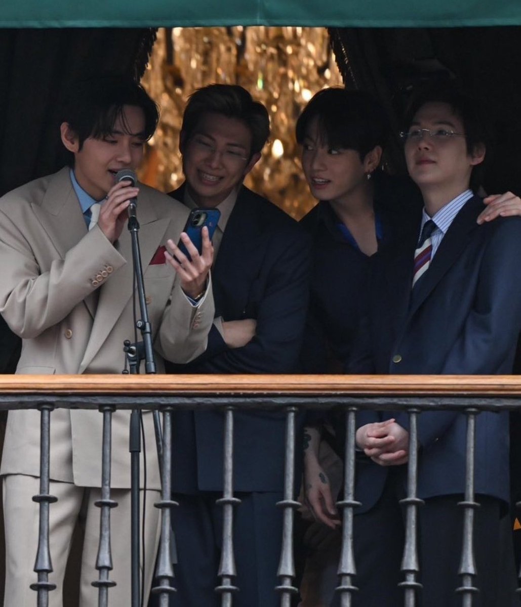 kthddd's tweet photo. @bts_bighit i'm so proud of them, especially taehyung for speaking to army in a small spanish speech 🥹💜 https://t.co/wYzY9px0Ag