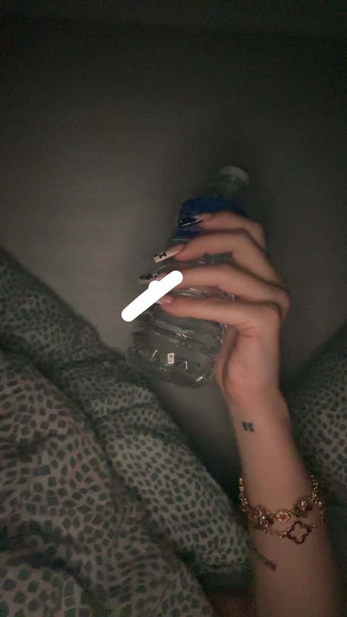 21sy___'s tweet photo. je fais que boire de l’eau on hydrate les injections et on abîme pas le piercing à la langue  #on #sait #jamais https://t.co/NSJmlMSkGb