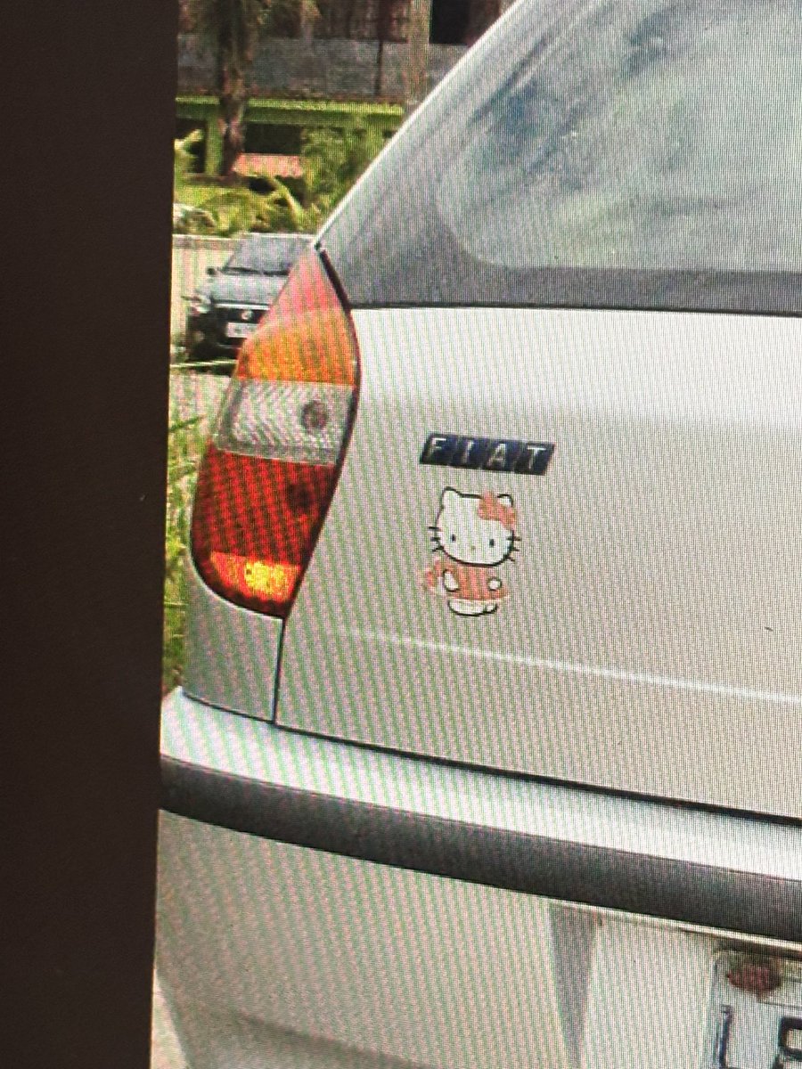 victoriamoon's tweet photo. top coisas que meu pai de menina ja fez por mim: quando eu era criança ele comprou um palio prata e um dia eu pedi pra ele pra comprar um adesivo pra colar no carro e ele deixou. pois bem. ele ficou anos indo pra todos os cantos com o carro assim https://t.co/Sq0YXrsqyr