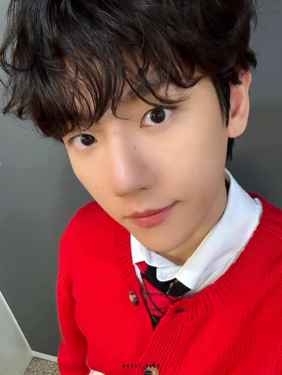 hourly baekhyun 🤍 tweet media