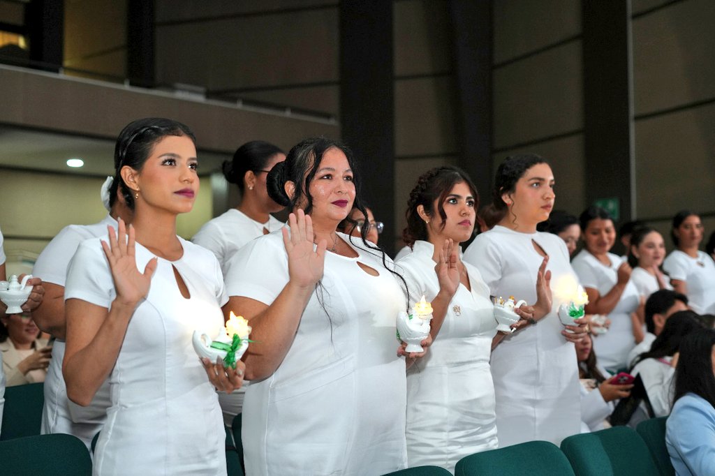 LosRiosIESS's tweet photo. El 🏥Hospital General Quevedo realizó la ceremonia de culminación del Internado Rotativo de Medicina, Enfermería y Nutrición 🥼🩺
34 estudiantes finalizaron sus prácticas preprofesionales con el acto simbólico de imposición de mandiles y cofias. https://t.co/g2S5qDQR8Y