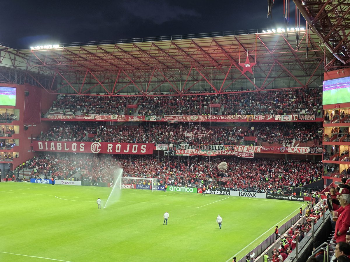 Octum's tweet photo. Tribuna con trapos, como Dios manda.
Ojo ahí, @LigaBBVAMX.
#TuMismaSangre 🔥😈🔥 #VamosLosRojos https://t.co/cMCKwTSY6r