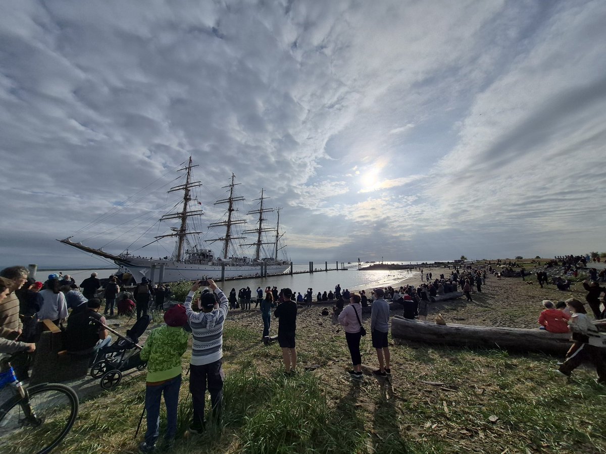 dickey4council's tweet photo. Residents gather at #GarryPoint for warm send off of #KaiwoMaru!
#richmondbc #steveston https://t.co/Q5EbWlMH21