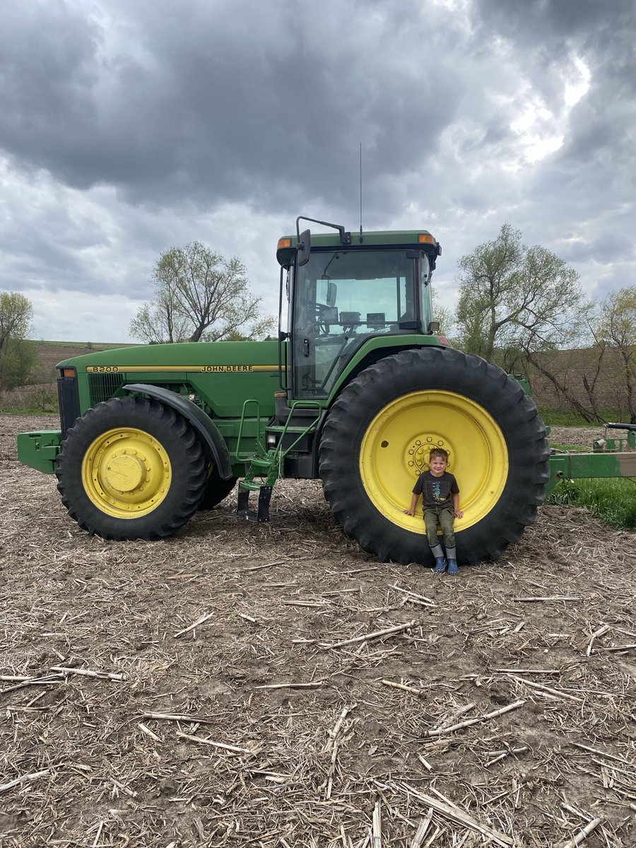 ScottJVV's tweet photo. 60 acres from finishing corn and the water pump goes.  This tractor is great and many out there being used along with combines having the same pump. But ⁦@JohnDeere⁩ only has one new pump in the US and it’s in California.  I guess I just don’t understand the supply chain. https://t.co/D1Yln1w0O6