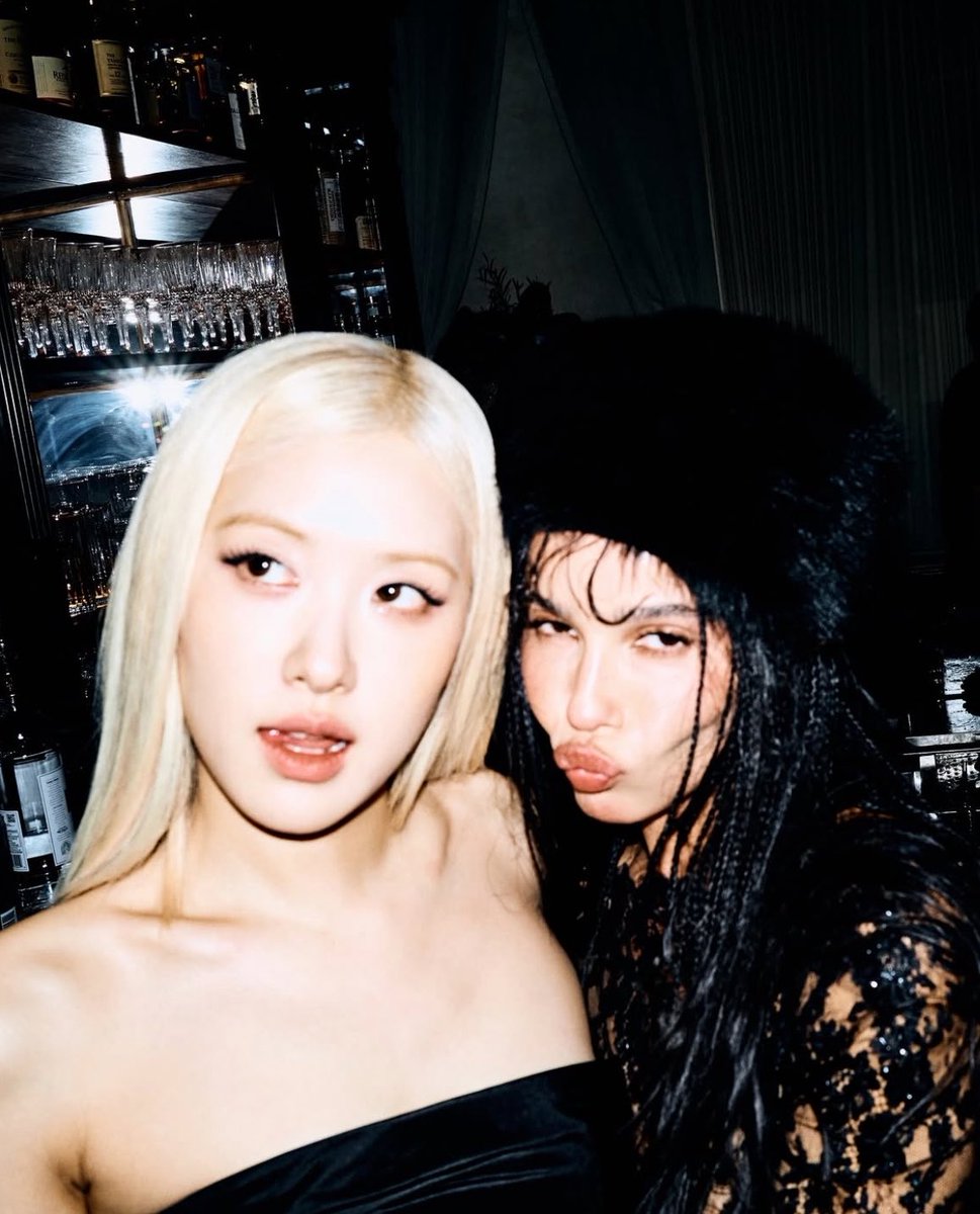 theroseconnect's tweet photo. #ROSÉ &amp; Zoë Kravitz 🖤 https://t.co/TmrKPpMwVV
