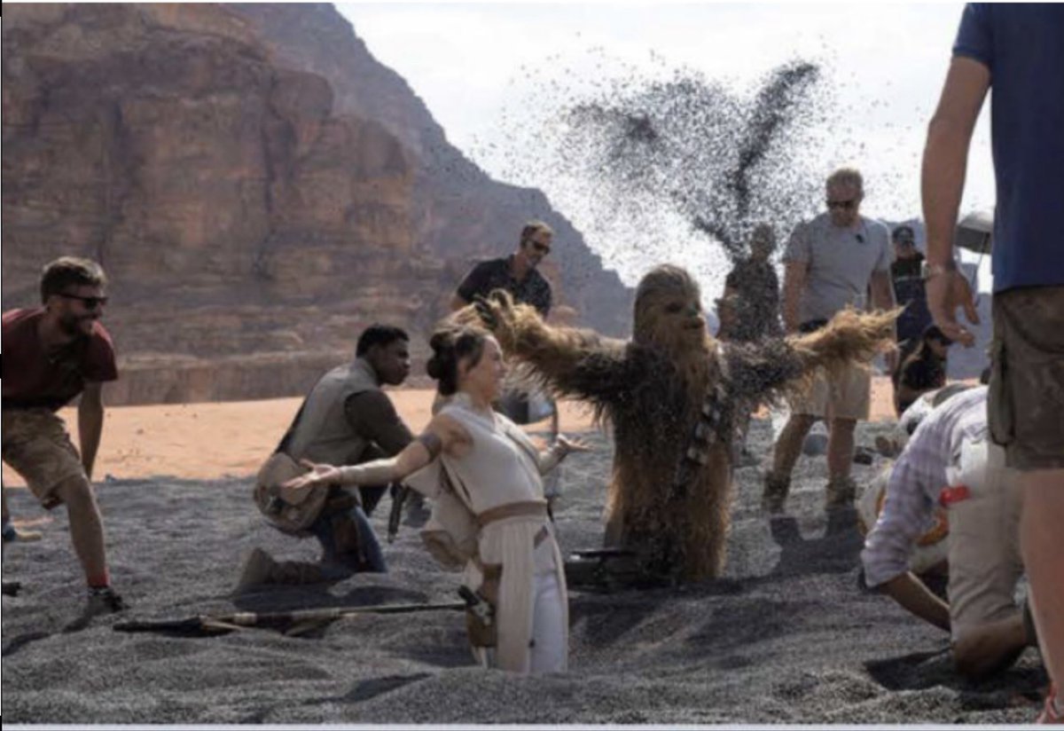 Scavenger_Jakku's tweet photo. Old/new Queen Daisy Ridley as Rey in The Last Jedi &amp; The Rise of Skywalker behind the scenes photos 💖👑🌼#DaisyRidley #Rey #StarWars https://t.co/Kwi3daPcmY