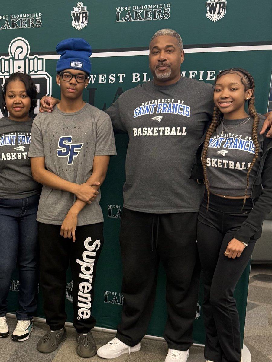 TerryLowe32's tweet photo. Signing day for my guy! Love you son.. time to get to work and prove yourself right!! @_tlowe_ @usf_mbkb @PlaymakerHoops @CoachNateConley https://t.co/rRjJ0eWb8t