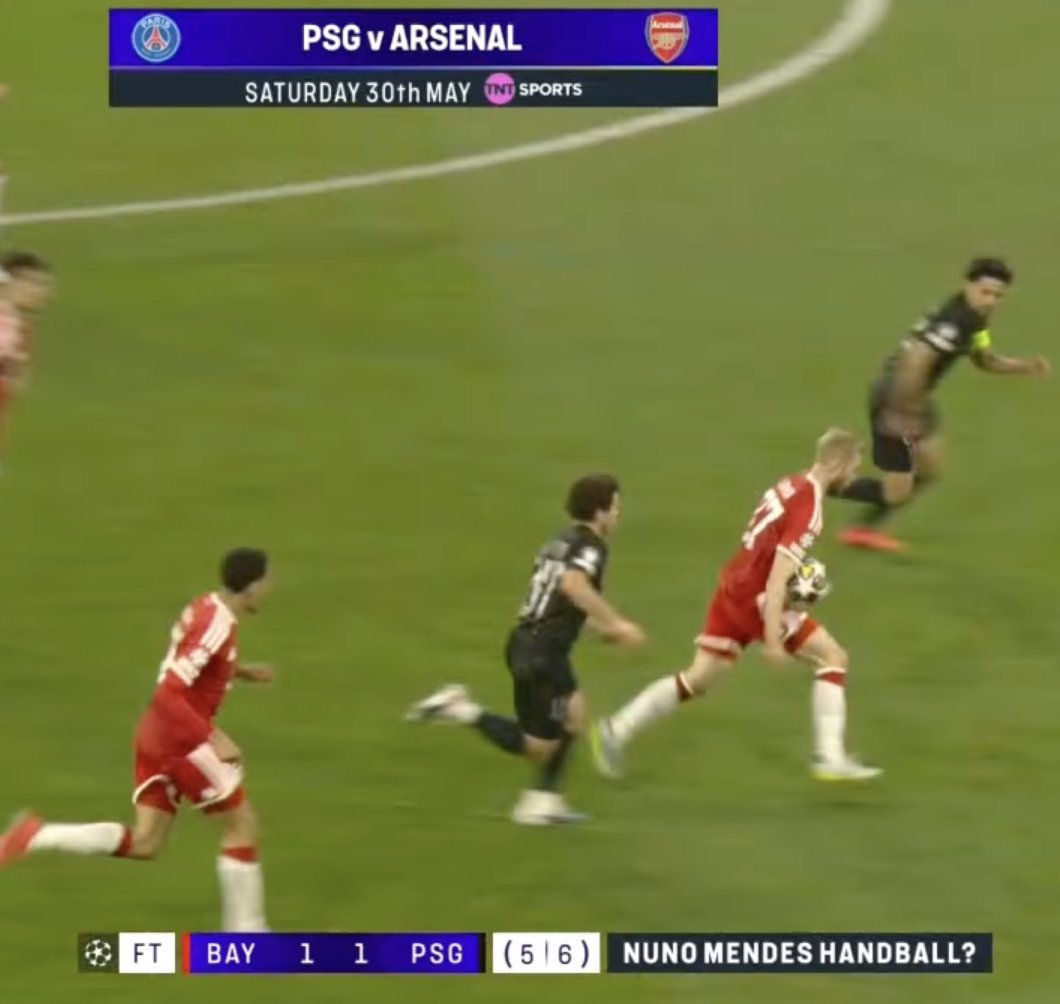 Mister_Vass's tweet image. Les Anglais sont moins malhonnêtes que les Allemands (et Marseillais). Nuno Mendes a échappé au rouge pke y'a main de Laimer. Point barre et le juge de ligne l'a signalé.

La main de Neves peut être sifflée, mais ds l'esprit du jeu, ce n'est pas une situation offensive.