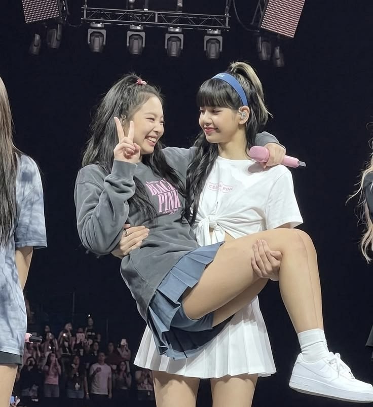 Kpreddiciones's tweet photo. 124. Jennie x Lisa = Collaboration 
#BLACKPINK #jennie #lisa #kpop #kpopprediction https://t.co/TjcHFf5QCq