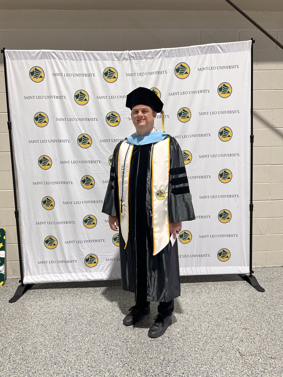 ShawHighAPSmith's tweet photo. Commencement day! https://t.co/DekFjlkdcO